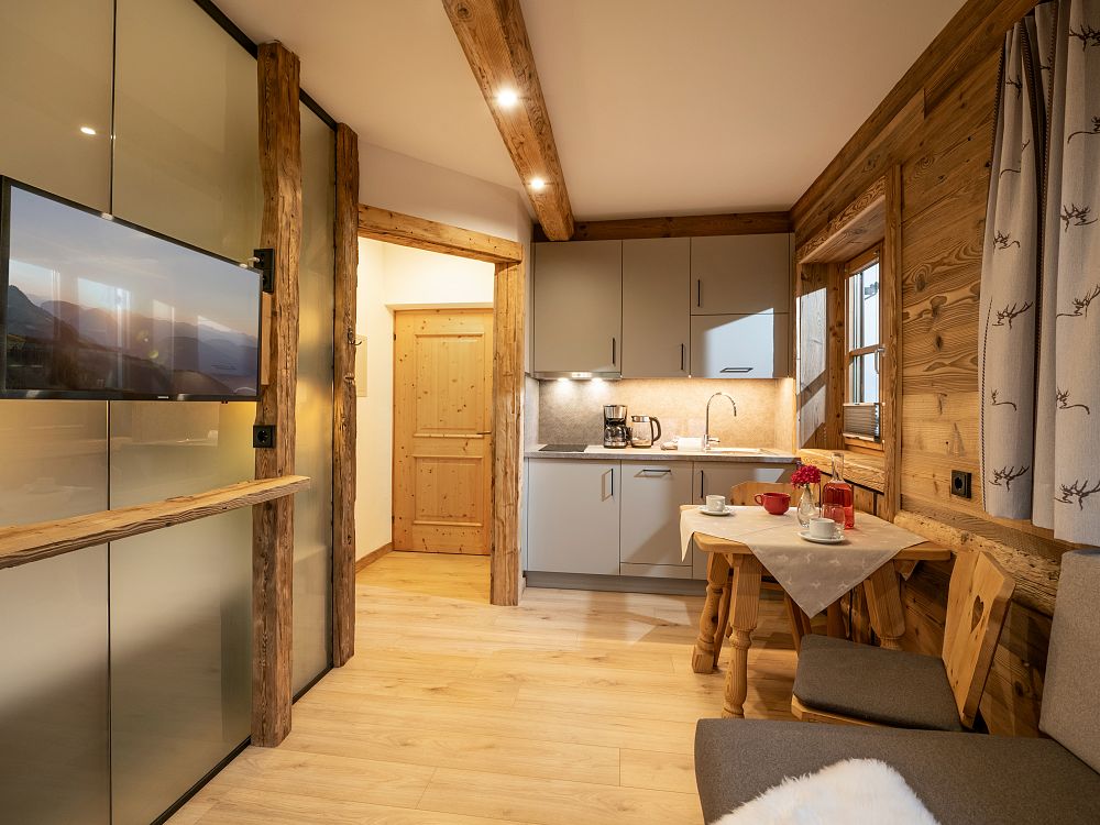 grittlmuehle-brixentalerstrasse-17-brixen-07-2023-appartement-gaisberg-wohkueche-1-1