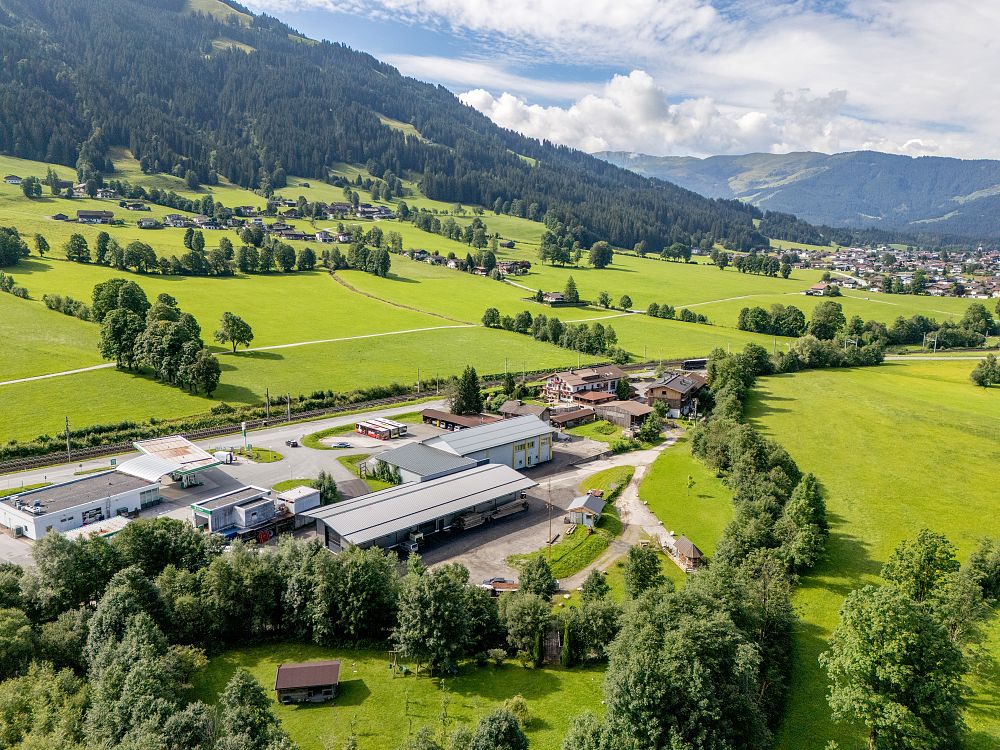 grittlmuehle-brixentalerstrasse-17-brixen-07-2025-holzhandel-halle-aussen-drohne-1