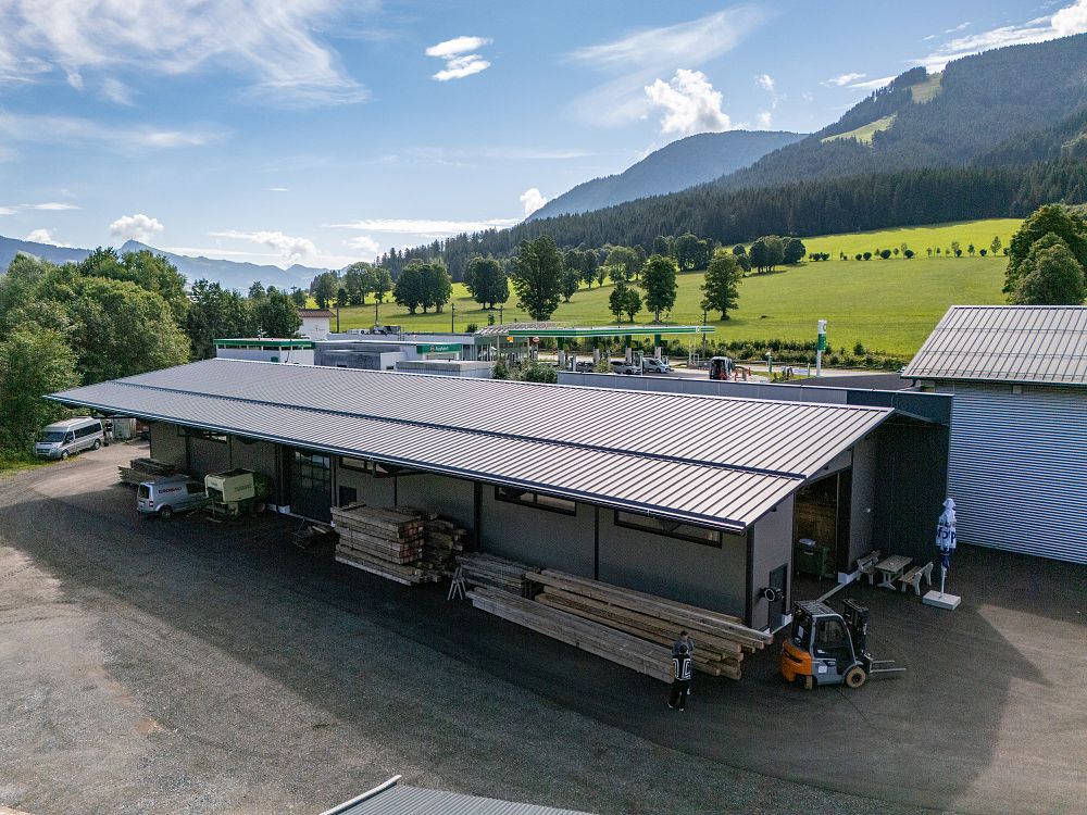 grittlmuehle-brixentalerstrasse-17-brixen-07-2025-holzhandel-halle-aussen-drohne-d